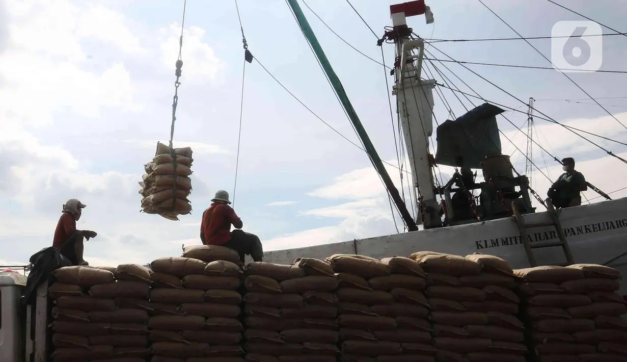 Pekerja tengah melakukan bongkar muat semen di pelabuhan Sunda Kelapa, Jakarta, Kamis (6/1/2022). Tahun 2022 dinilai akan menjadi tahun yang lebih baik bagi industri semen. (Liputan6.com/Angga Yuniar)