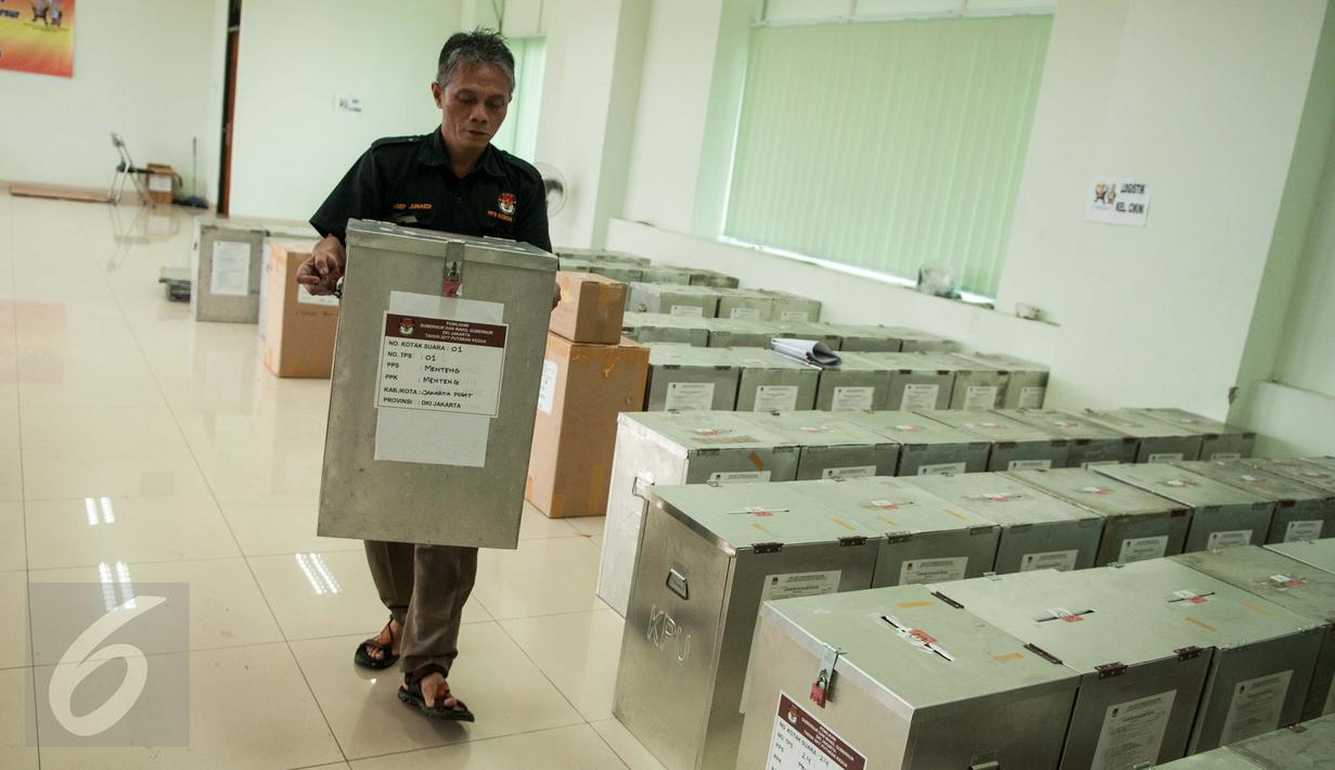 Petugas mengangkut kotak suara yang akan didistribusikan ke kelurahan di Kecamatan Menteng, Jakarta, Senin (17/4). Logistik surat suara Pemilihan Gubernur dan Wagub DKI telah siap didistribusikan ke kelurahan di Jakarta. (Liputan6.com/Gempur M Surya)