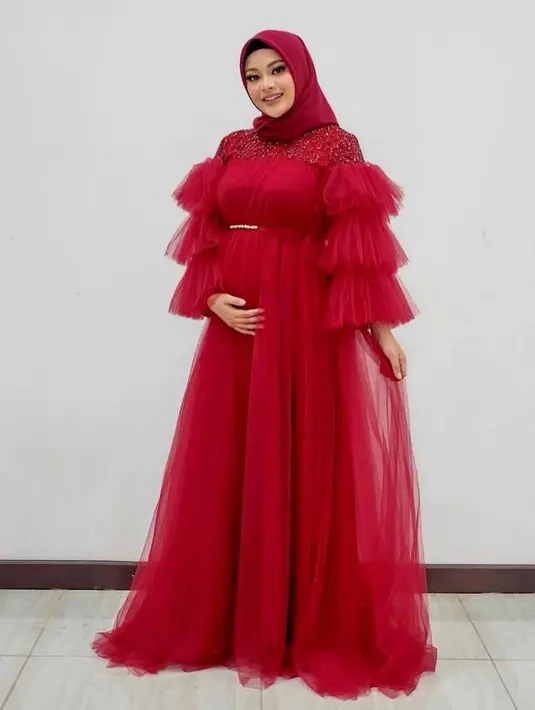 Tampil merona dan meriah saat lebaran hari kedua sangat tepat untuk outfit sesi foto sekeluarga, lho. (instagram/aurelie.hermansyah)