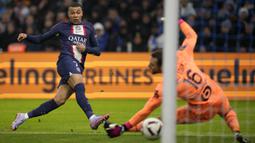 Pemain PSG, Kylian Mbappe mencetak golnya ke gawang Marseille bersama Lionel Messi pada laga lanjutan Liga Prancis 2022/2023 yang berlangsung di Velodrome Stadium, Jakarta, Senin (27/02/2023) dini hari WIB. Les Parisiens menang dengan skor 3-0.