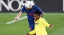 Pemain Atletico Madrid, Mario Hermoso, duel udara dengan pemain Villareal, Samuel Chukwueze, pada laga Liga Spanyol di Stadion Ceramica, Minggu (28/2/2021). Atletico Madrid menang dengan skor 2-0. (AP/Jose Breton)