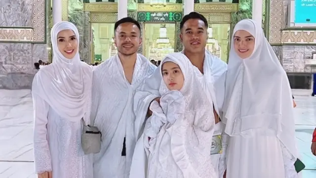 Potret Nia Ramadhani dan Keluarga Jalani Umrah, Pesona Sang Anak Pakai Hijab Manglingi