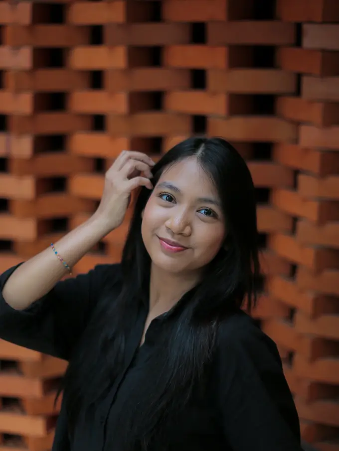 wanita mei aura yang menyenangkan