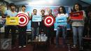 Personel grup band Slank bersama Ketua KPK Agus Rahardjo dan peneliti Indonesia Corruption Watch (ICW) Lola Ester berfoto bersama dalam acara Ngobrol Santai Antikorupsi Bersama Slank, KPK, dan ICW di Jakarta, Rabu (12/4). (Liputan6.com/Immanuel Antonius)