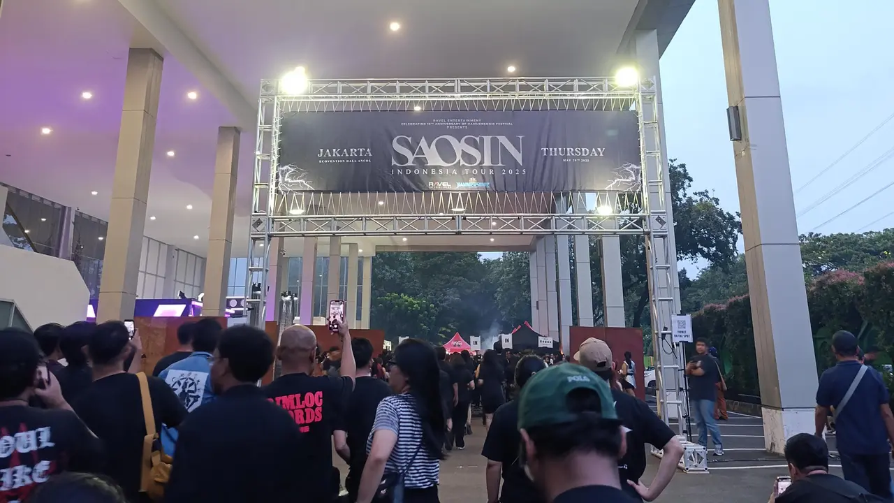 Para penggemar Saosin mulai padati area konser "Saosin Indonesia Tour 2025" di Ecovention Hall Ancol, Jakarta. Pada Kamis, (29/5/2025). (Foto: Dicky Fadillah)