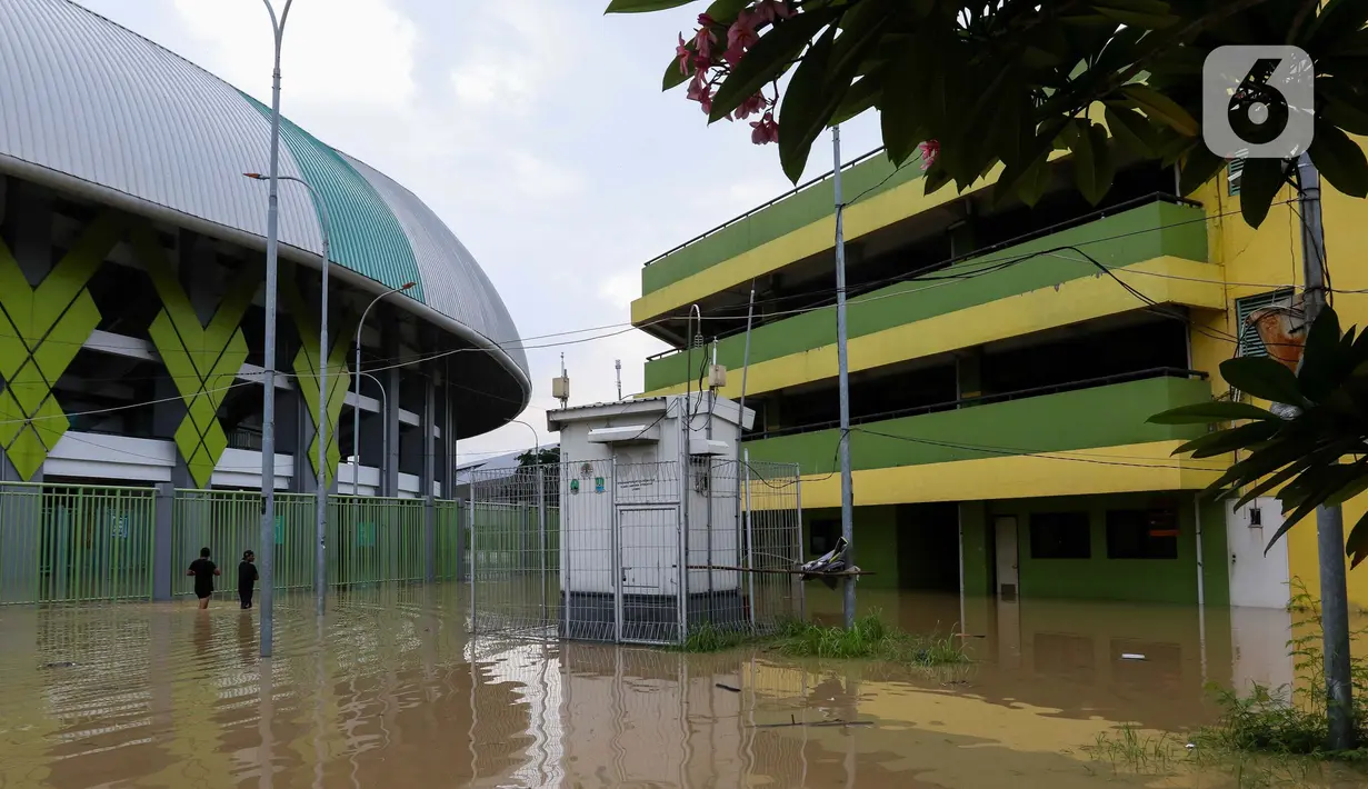 Keputusan penundaan diambil setelah mencermati perkembangan situasi banjir di Kota Bekasi yang membuat laga tidak mungkin dilanjutkan sesuai jadwal. (Liputan6.com/Herman Zakharia)