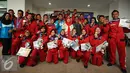 Tim Drum Band Provinsi Banten mengekspresikan kegembiraan usai memastikan meraih emas nomor LKKB 2000 meter putri dan LKKB 4000 putra PON XIX Jabar di Stadion Pakansari, Bogor, Rabu (14/9). (Liputan6.com/Helmi Fithriansyah)