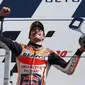 Pembalap Repsol Honda Marc Marquez merayakan kemenangan MotoGP San Marino di Sirkuit Misano, Minggu (15/9/2019). (AP Photo/Antonio Calanni)
