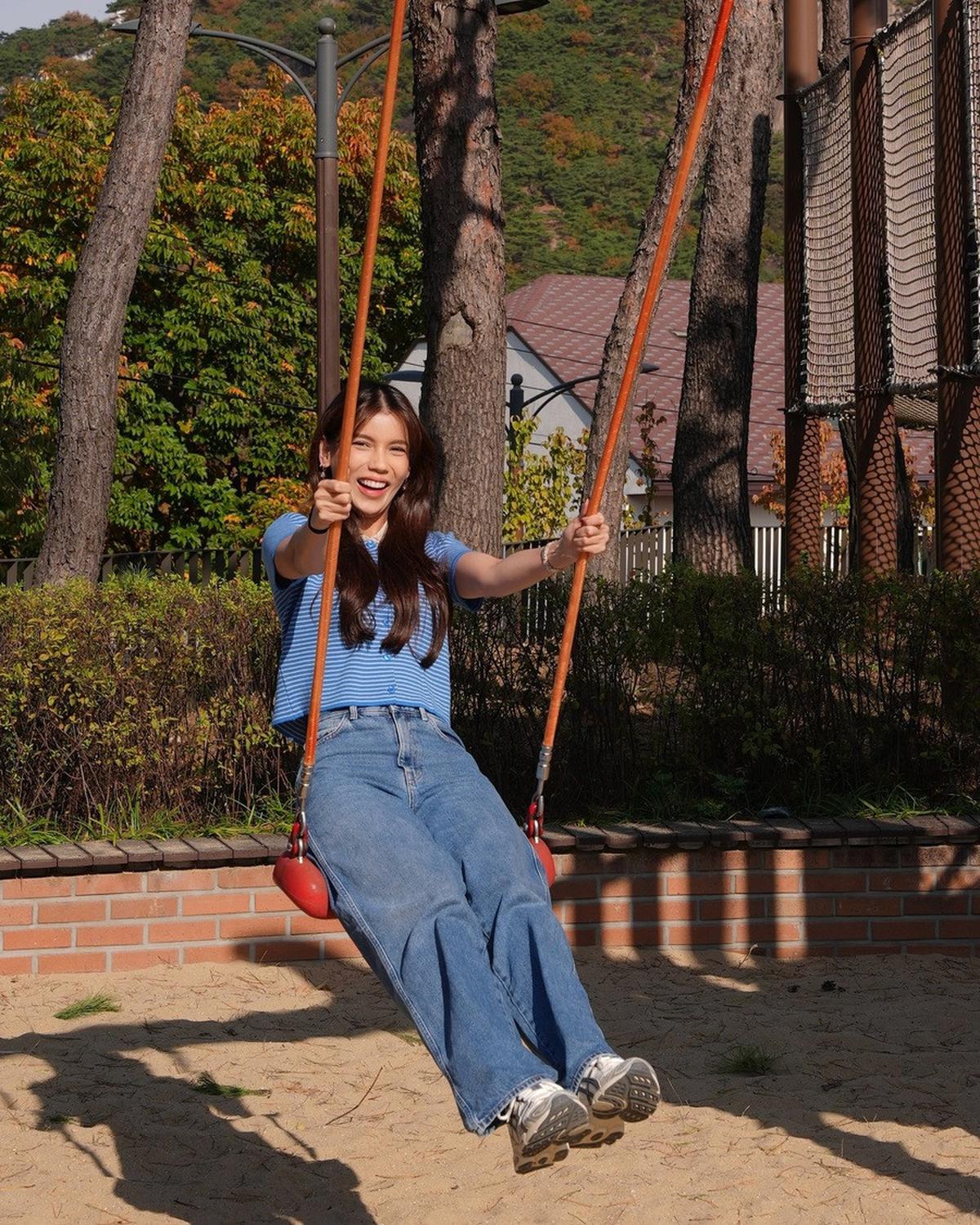 7 Potret Sabrina Chairunnisa Recreate Adegan Drakor 'LOVE NEXT DOOR', Rela Pakai Baju Tipis di Musim Gugur - Dipuji Mirip Bae Seok Ryu