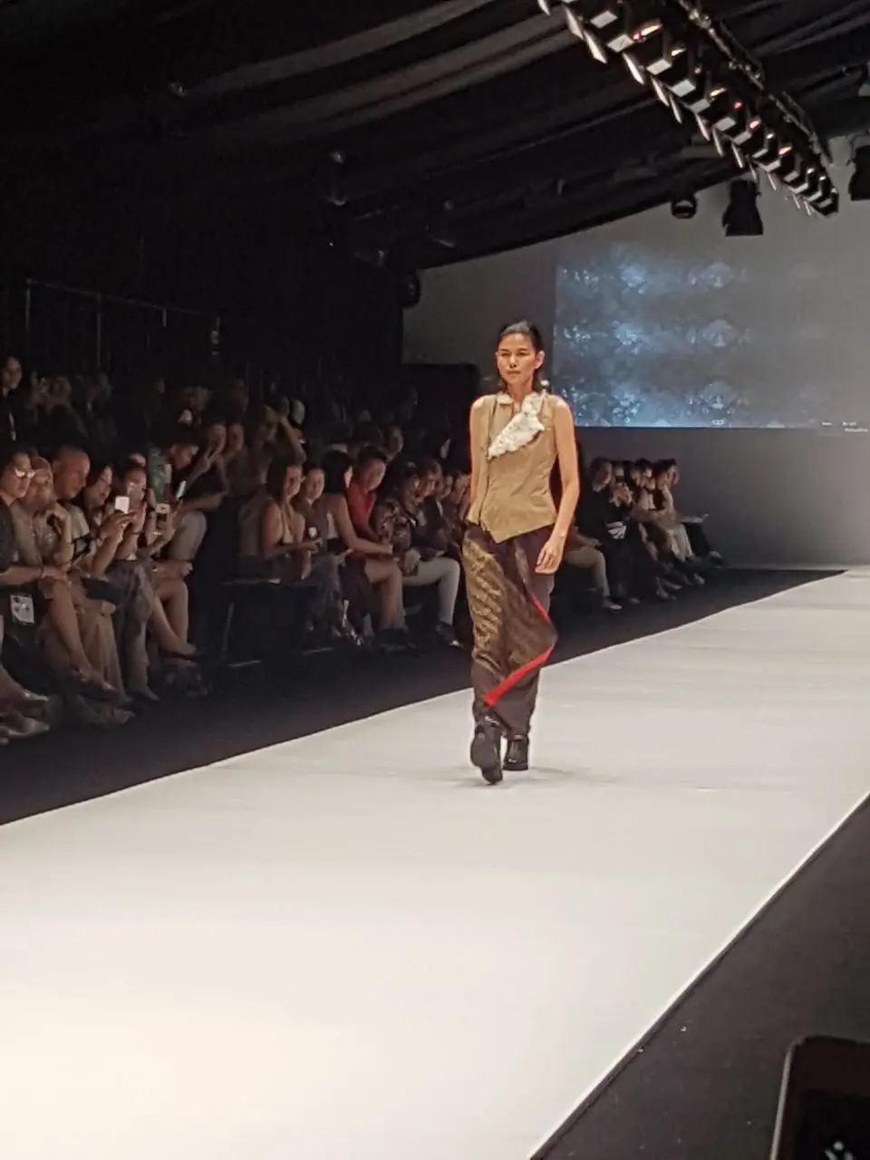 Simak karya 11 desainer ternama yang sukses mewarnai pembukaan panggung JFW 2018. (Foto: Feminagroup)
