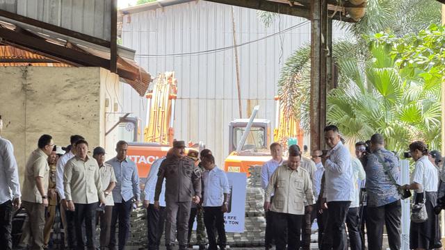 Presiden Prabowo Subianto saat berada di kawasan smelter PT. Tinindo Internusa, Kecamatan Bukitintan, Kota Pangkal Pinang, Senin (6/10/2025).