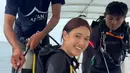 Lewat unggahannya, Yasmine Napper kembali menjajal diving. Meski terakhir di usia 14 tahun, pacar Giorgino Abraham ini tampil memukau saat berada di dalam laut. (Liputan6.com/IG/@yasminnapper)