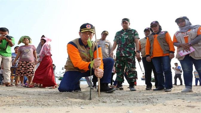 Kepala BNPB bersama Kepala BMKG Dwikorita, dan Bupati Pandeglang Irna Narulita melakukan aksi nyata dengan membangun benteng alam sejak dini di Pandeglang pada 14 Agustus 2019.  (Dok Badan Nasional Penanggulangan Bencana/BNPB)