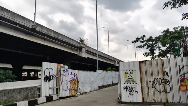 Jalan depan kanwil DKI ditutup untuk parkiran