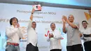 CEO MatahariMall.com Hadi Wenas,  Menkominfo Rudiantara, Chairman MatahariMall.com Emirsyah Satar, Direktur Utama PT Pos Indonesia Gilarsi WS (ki-ka) berpose usai penandatanganan MOU di Kantor Pos Indonesia, Jakarta, (7/12). (Liputan6.com/Gempur M Surya)