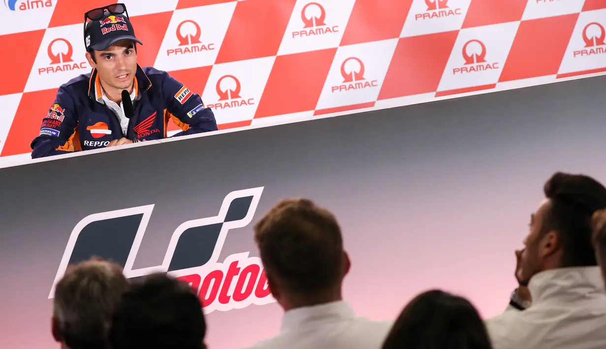 Pembalap Repsol Honda, Dani Pedrosa menghadiri konferensi pers jelang MotoGP Jerman di Hohenstein-Ernstthai, Kamis (12/7). Pedrosa dan Honda sepakat tidak melanjutkan kontrak yang berakhir tahun ini usai 13 tahun bersama. (AFP/dpa/Jan Woitas/Germany OUT)