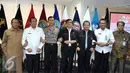 Menkumham Yasonna Laoly foto bersama dengan Dirjen Imigrasi Ronny F Sompie usai acara peresmian tim Pengawasan Orang Asing  (PORA) di Gedung Imigrasi Kemenkumham, Jakarta (8/4). (Liputan.com/Helmi Afandi)