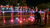 Warga Bandung menikmati Air Mancur di Taman Vanda (Liputan6.com/ Okan Firdaus)