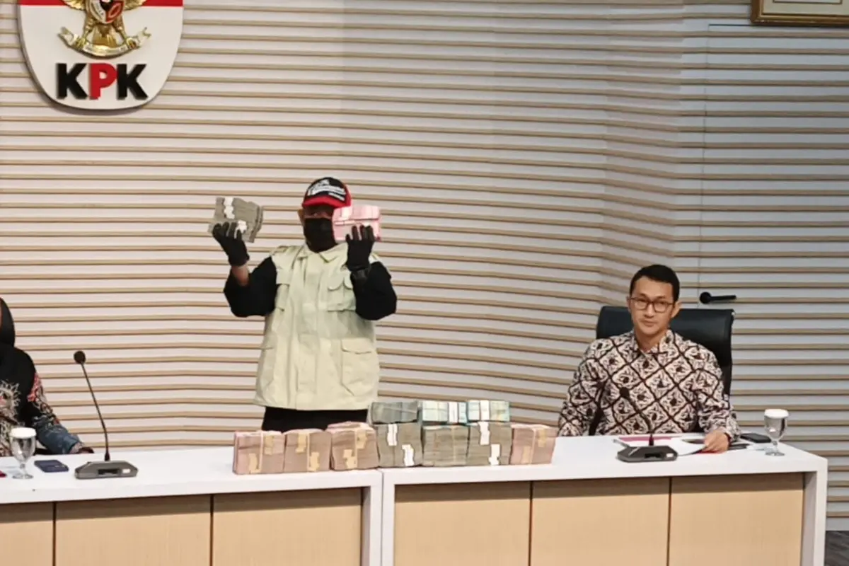 KPK umumkan tersangka Bupati Lombok Barat Lalu Ahmad Zaini di gedung Merah Putih KPK, Jakarta Selatan, Selasa (21/7/2026).