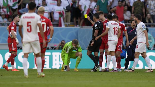 Foto: Detik-Detik Wayne Hennessey Diganjar Kartu Merah Pertama di Piala Dunia 2022, Berujung Kekalahan Wales dari Iran