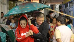Saat kampanye ia selalu dampingi oleh sang suami Raul Lemos, Krisdayanti mengaku telah bekerja keras dengan memadukan sumber daya yang dimilikinya, termasuk popularitas. Komponen tersebut diramu dalam sebuah konsep yang memang diterima oleh pemilihnya.(Liputan6.com/IG/@krisdayantilemos)