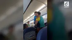 Baik hati, pramugara ini bantu tenangkan balita yang menangis di pesawat.