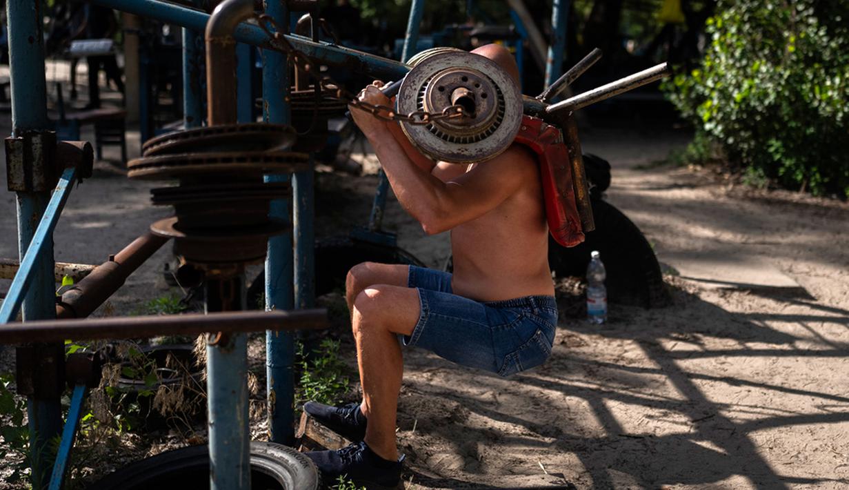 Gym luar ruangan Kachalka didirikan di tepi Sungai Dniper. Gym outdoor ini telah populer di kalangan penduduk Kiev selama lebih dari 50 tahun. (AP Photo/Jae C. Hong)