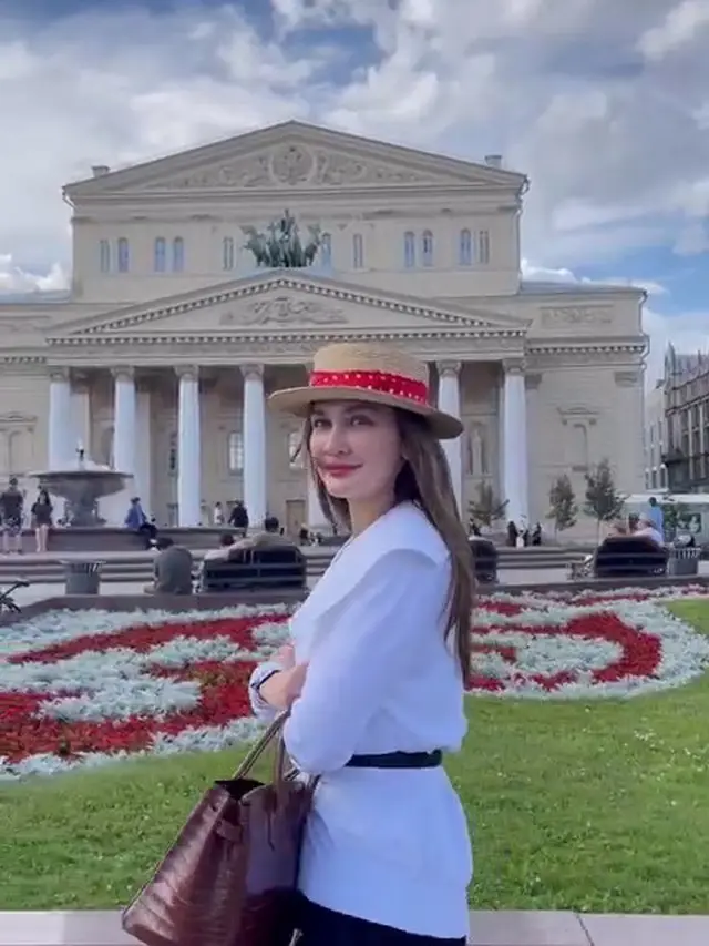 7 Potret Luna Maya yang Kini Liburan di Moscow Ini Tampil Curi Perhatian