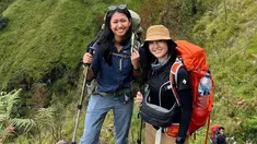 Febby Rastanty memang dikenal suka menjelajahi alam bebas bersama teman-temannya. Pemain sinetron Putih Abu-Abu ini suka menikmati liburan ke alam bebas dengan cara melakukan momen trekking. (Instagram/febyraastanty)