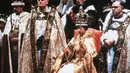 Ratu Elizabeth II mengenakan St. Edward Crown yang terbuat dari hampir lima pon emas serta memiliki 444 batu. (Foto: Instagram/@mimi.julid)