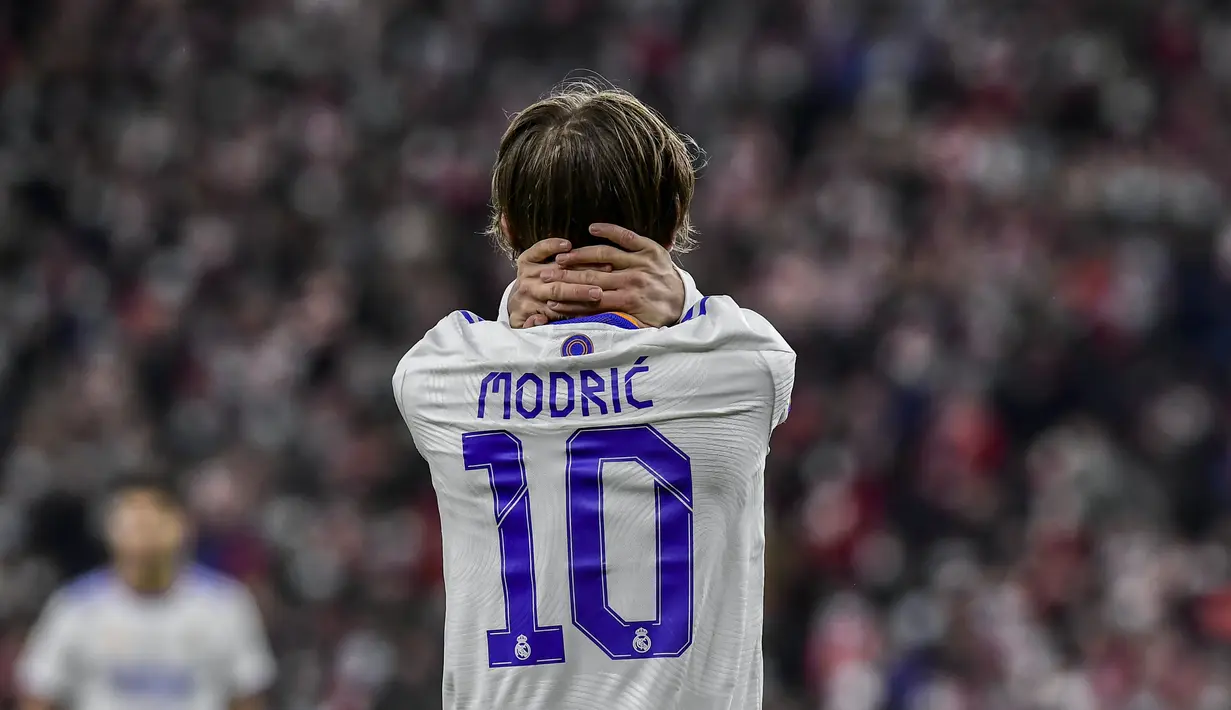 Reaksi gelandang Real Madrid Luka Modric pada perempat final Copa del Rey saat dijamu Athletic Bilbao di San Mames, Jumat (4/2/2022) dinihari WIB. Real Madrid tersisih dari Copa del Rey setelah kalah 0-1 dari Athletic Bilbao. (AP Photo/Alvaro Barrientos)