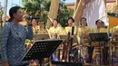 Menteri Keuangan Sri Mulyani saat bernyanyi di sela Pertemuan Tahunan IMF-Bank Dunia 2018 di Nusa Dua, Bali, Minggu (14/10). Sri Mulyani menyanyikan lagu berjudul My Way karya Frank Sinatra. (Liputan6.com/Angga Yuniar)