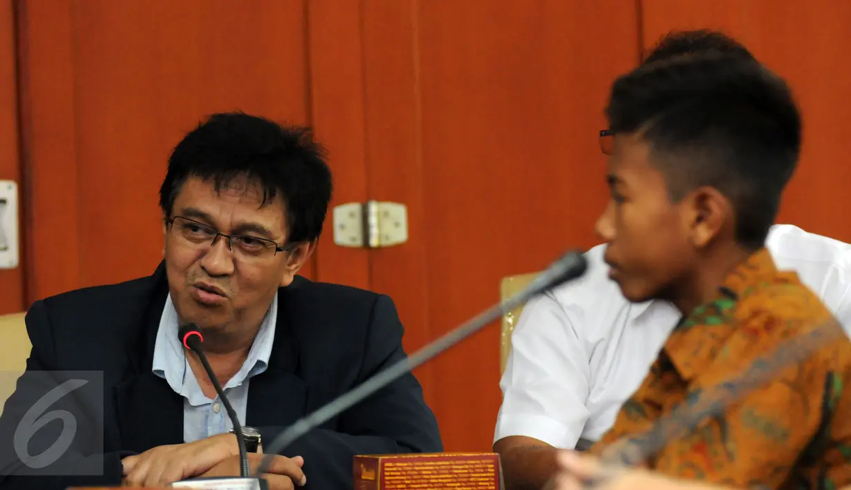 Kabid Binpres PB Percasi, Hendry Jamal (kiri) memberi keterangan saat bertemu dengan tim catur tingkat SD di Kemendikbud Jakarta, Kamis (31/3/2016). Enam siswa akan berlaga di Asian Youth Chess Championships 2016. (Liputan6.com/Helmi Fithriansyah)