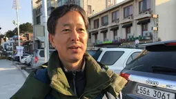 Woo Nam-chung (55), Pegawai Negeri Sipil berbicara tentang delegasi Olimpiade Korut saat wawancara di Anmok Beach, Gangneung, Korsel (8/2). Woo mengatakan "Kami sebenarnya adalah orang Korea yang sama." (AP Photo / Hyung-jin Kim)