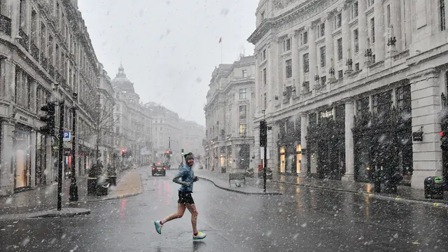 London Dilanda Hujan Salju Langka