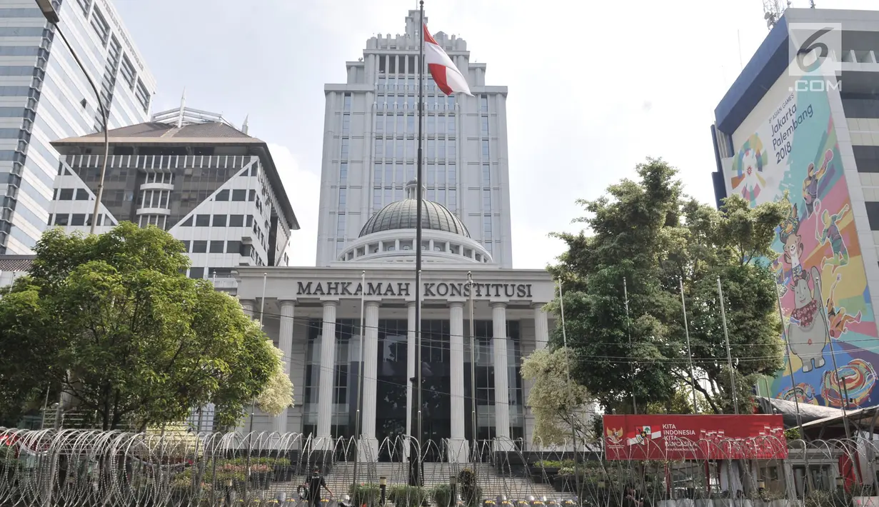 Kawat berduri dipasangkan di depan Gedung Mahkamah Konstitusi (MK), Jakarta, Rabu (26/6/2019). Kepolisian memperketat penjagaan di sekitar Gedung MK dengan kawat berduri, kendaraan lapis baja, serta ratusan personel. (merdeka.com/Iqbal S. Nugroho)