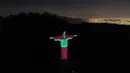 Patung Christ the Redeemer menyala dengan gambar bendera nasional Lebanon di Rio de Janeiro, Brasil, Kamis (6/8/2020). Tindakan tersebut sebagai bentuk solidaritas bagi para korban ledakan dahsyat yang mengguncang ibu kota Lebanon, Beirut pada Selasa (4/8) lalu. (AP Photo/Leo Correa)