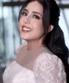 Berbeda dari tampilan akad yang mengusung konsep tradisional, pasangan pengantin baru Nessie Judge dan Andryan Gama memilih gaya modern untuk resepsi. [@byputrida/@vgmakeupstudio/@christiebasill]