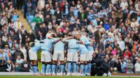 Pemain Manchester City melakukan briefing bersama sebelum kickoff laga Premier League melawan Burnley di Manchester - AP Photo/Jon Super