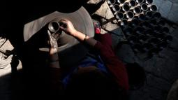 Seorang pembuat tembikar membuat lampu tanah untuk Festival Tihar atau Yama Panchak di Bhaktapur, Nepal, 21 Oktober 2022. Selama festival lima hari yang mirip dengan Festival Diwali di India tersebut, umat Hindu mendekorasi rumah dan tempat ibadah mereka. (AP Photo/Niranjan Shrestha)