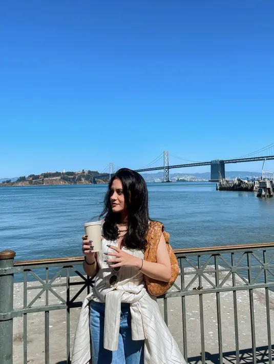 Blazer yang diikatkan ke pinggang membuat gayanya semakin penuh pernyataan. [Foto: Instagram/ Aruanmarsha]