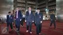 Menteri Pertanian dan Sumber Daya Air Australia, Barnaby Joyce (kedua kanan) mengunjungi Masjid Istiqlal di Jakarta, Rabu (7/10/2015). Joyce melawat ke masjid terbesar di Asia Tenggara itu bersama Dubes Australia, Paul Grigson.(Liputan6.com/Angga Yuniar)