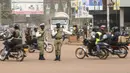 Para pengemudi boda-boda, yang sebagian besar beroperasi tanpa regulasi, telah menolak upaya baru-baru ini untuk mengusir mereka dari jalan-jalan sempit di kawasan pusat bisnis Kampala. (AP Photo/Hajarah Nalwadda)