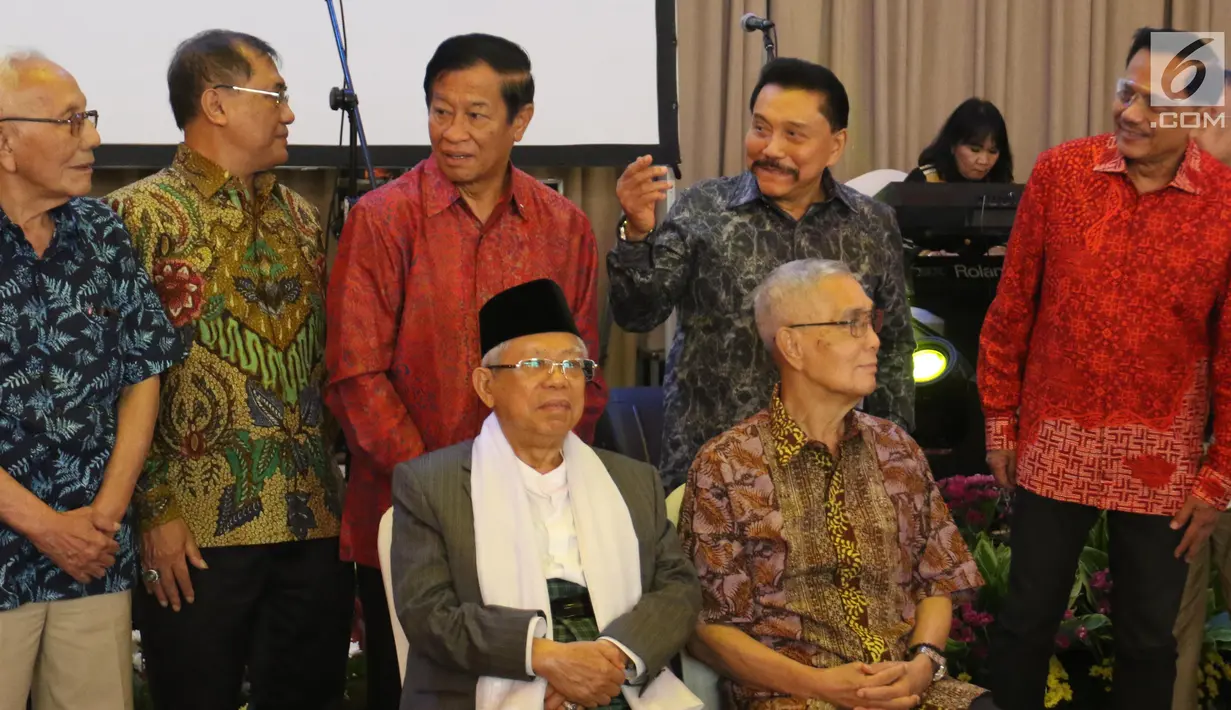 Mantan Kepala Badan Intelijen Negara Jenderal (Purn) AM Hendropriyono,  Cawapres nomor urut 01 Ma'ruf Amin, Wakil Presiden Indonesia ke-6 Try Sutrisno bersiap foto bersama saat menghadiri halalbihalal Purnawirawan TNI di Jakarta, Jumat (21/6/2019). (Liputan6.com/Angga Yuniar)