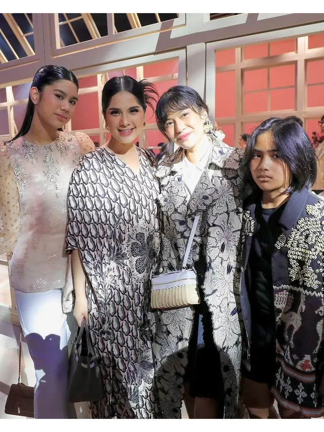 6 Potret Almira Yudhoyono di Acara Fashion Bareng Annisa Pohan, Bikin Pangling