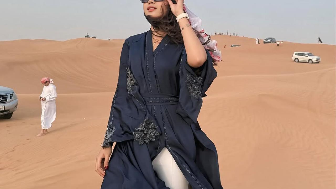 5 Potret Mayang Lucyana saat Liburan di Gurun Pasir Dubai