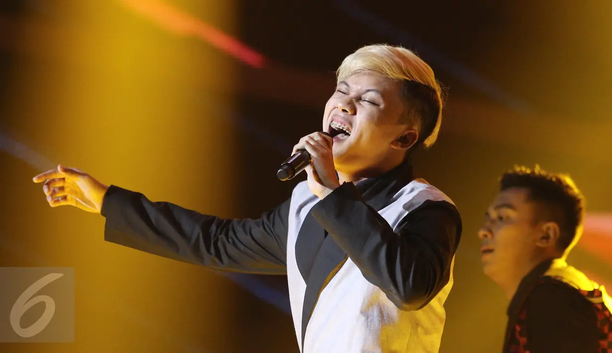 Penyanyi Rizky Febian berkolaborasi dengan musisi Yovie Widianto saat konser “Beranda Cinta Yovie & His Friends”, di Studio 6 Emtek City, Jakarta, Rabu (3/5). (Liputan6.com/Herman Zakharia)