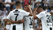 Cristiano Ronaldo berselebrasi bersama rekannya Paulo Dybala usai mencetak gol pada pertandingan persahabatan antara Juventus A dan tim B di Villar Perosa, Italia utara, (12/8). (AFP Photo/Isabella Bonotto)