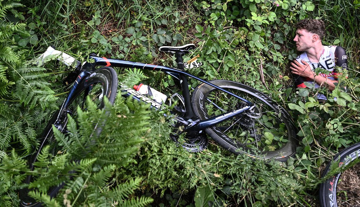 Kecelakaan besar ini membuat beberapa pembalap mengalami luka parah dan tak mampu melanjutkan balapan. (Foto: AFP/Pool/Anne-Christine Poujoulat)