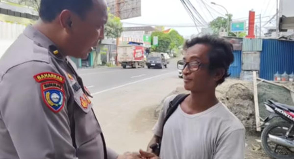 Latih Kesabaran dan Kejujuran, Pria Paruh Baya Ini Jalan Kaki Selama Dua Bulan